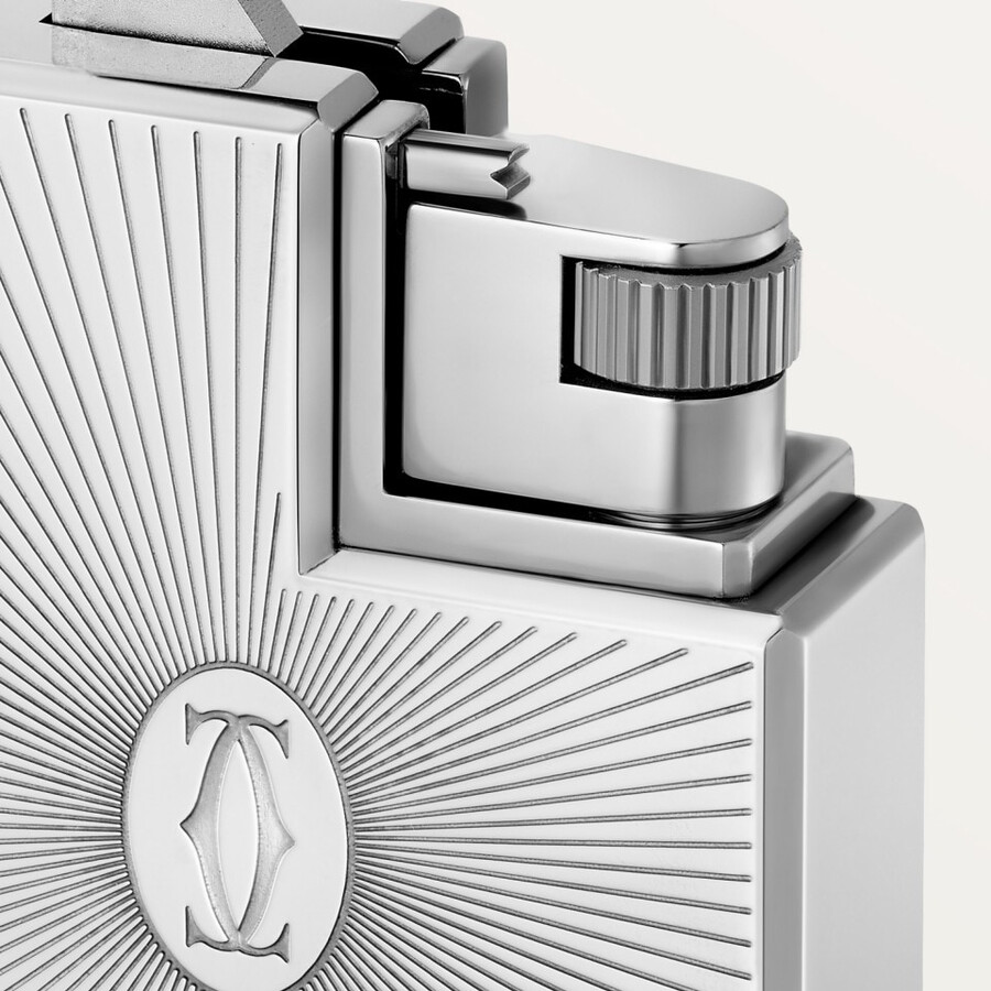 quadratisches feuerzeug mit dem doppelten c de cartier-logo und sonnenstrahlenmotiv in palladium-optik