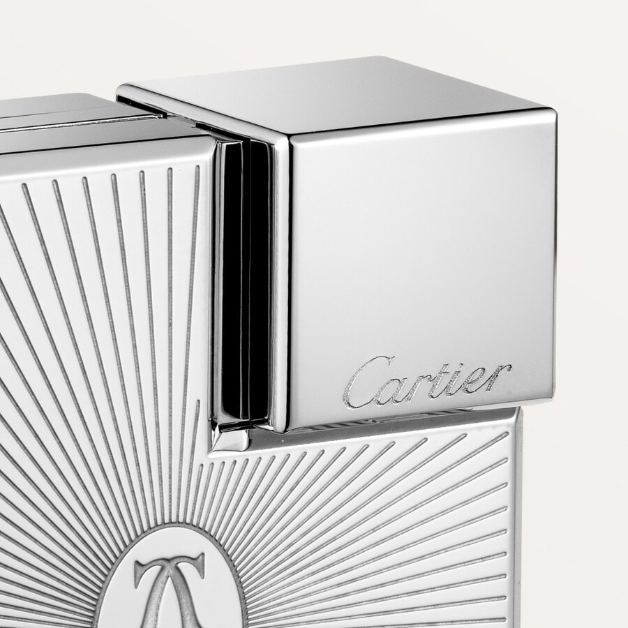 quadratisches feuerzeug mit dem doppelten c de cartier-logo und sonnenstrahlenmotiv in palladium-optik
