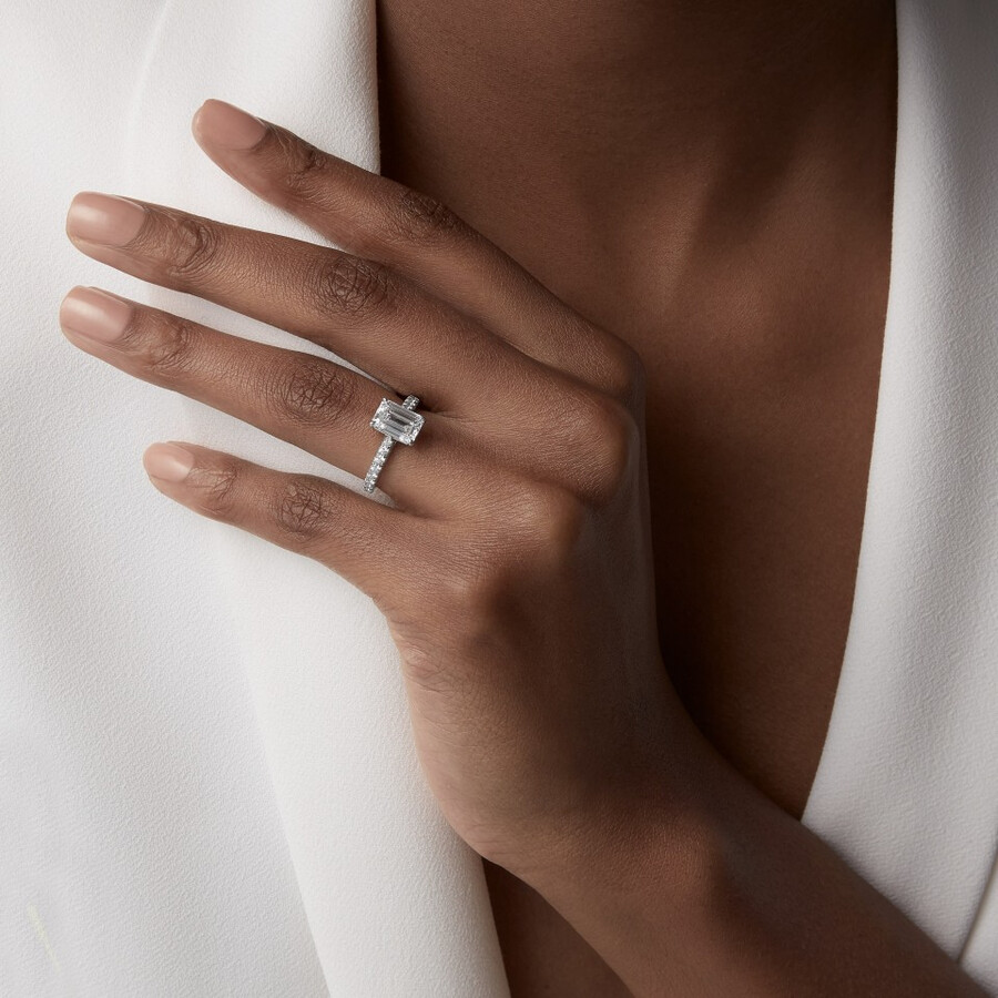 solitärring von 1895 diamant im smaragdschliff pavé-fassung
