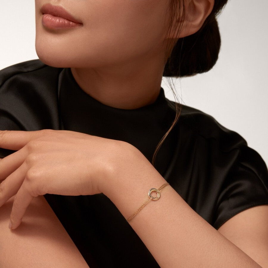 trinity-armband an der kette